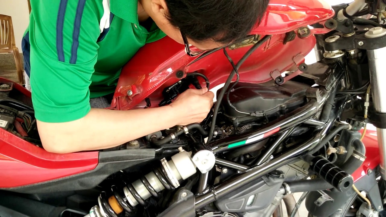 Benelli TNT 300 Servicing - Changing to Iridium Spark Plugs