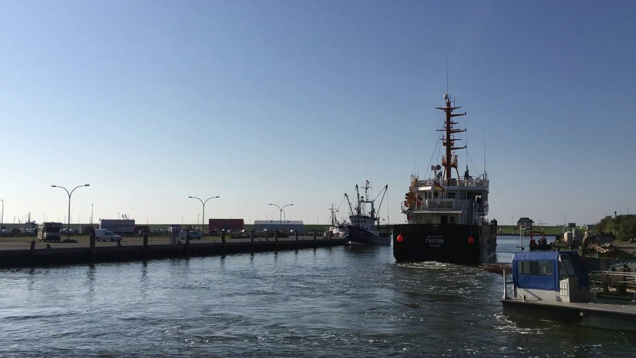 Der Tonnenleger Triton verlässt den Büsumer Hafen