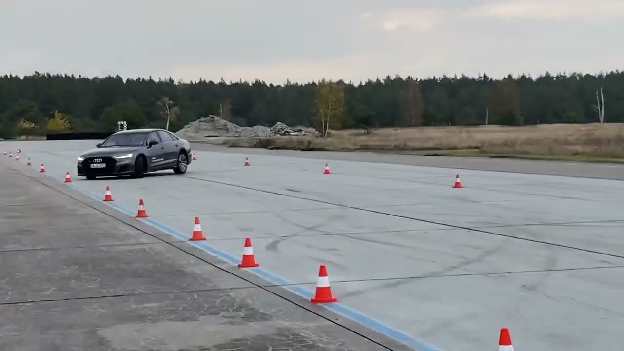 Audi driving experience / Blockade mit Fluchtwende / Cheffahrertraining Pro