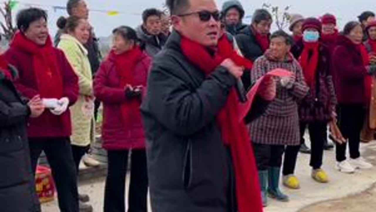 桃花村程家岗迎新春贺新年！ 辞旧迎新歌声扬，元旦佳节喜气漾；乡村振兴展宏图，程氏家族谱华章。#美丽乡村建设 #鼓舞表演 #社区文化活动 #振兴乡村 #美丽乡村