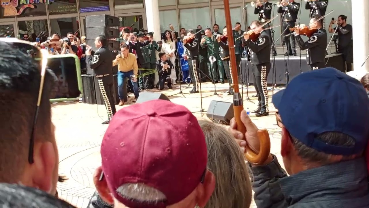 mariachi Vargas interpretando 