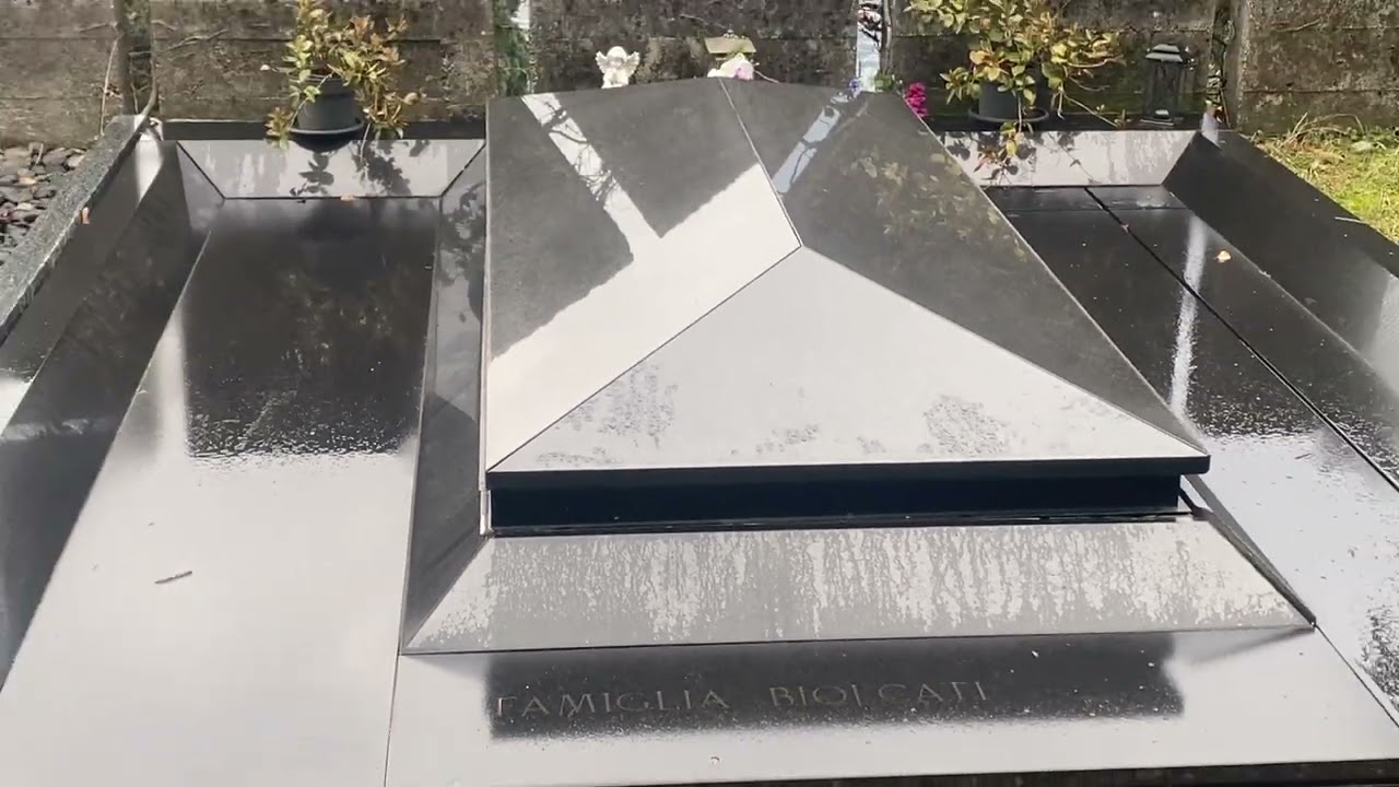 Tomba Milva (1939-2021) Maria Ilva Biolcati. Cantante. Attrice. Blevio. Lago di Como. Cimitero. 