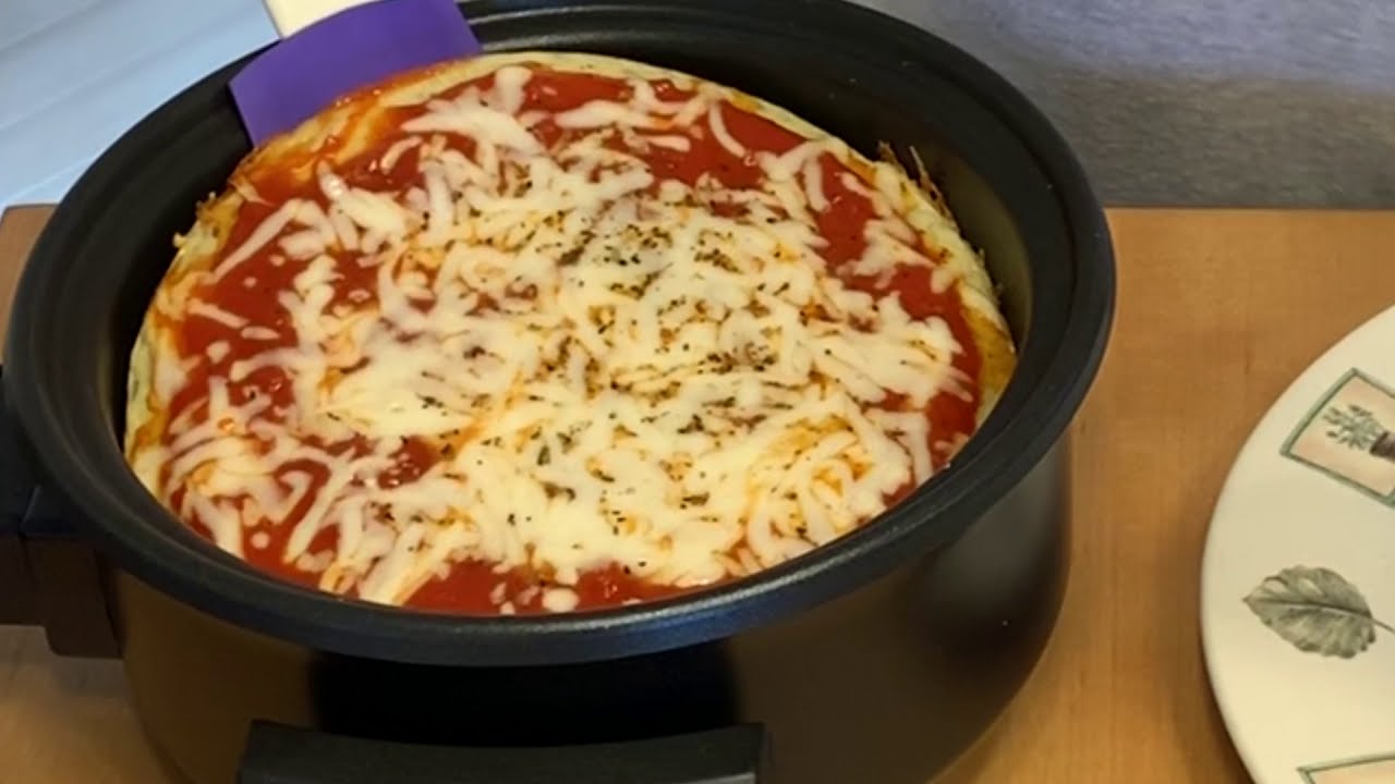 🍕Pourable Pizza in the Dash 8” Mini Skillet | Tupperware Mix and Whip Chef