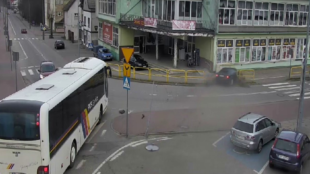 Miastko. Pijany i po narkotykach staranował barierki i wjechał na chodnik