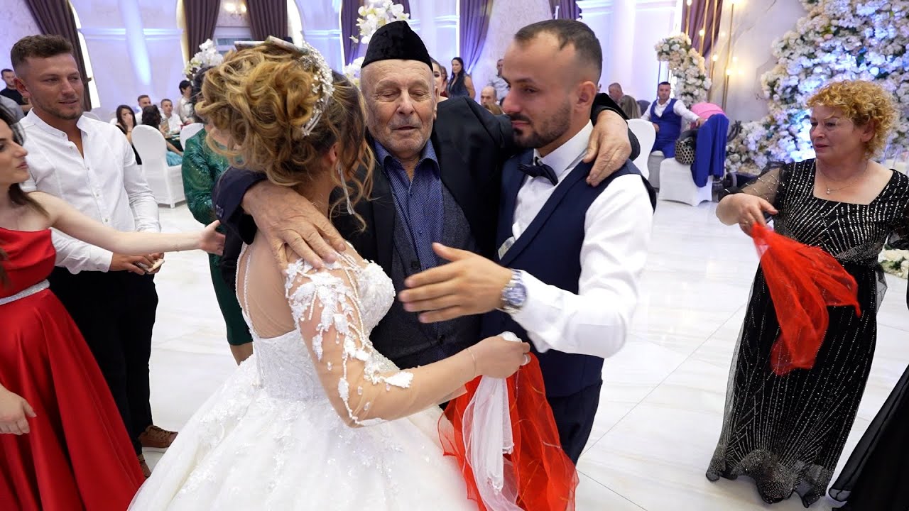 Gjyshi i shtepise hap vallen ne dasmen e nipit