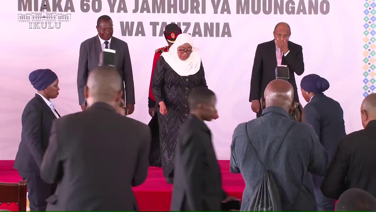RAIS SAMIA AKIZINDUA KITABU CHA MIAKA 60 YA HISTORIA YA OFISI YA MAKAMU WA RAIS, IKULU DODOMA