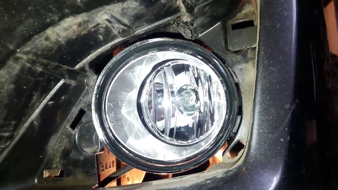 Toyota Corolla.  Установка и подключение ПТФ.