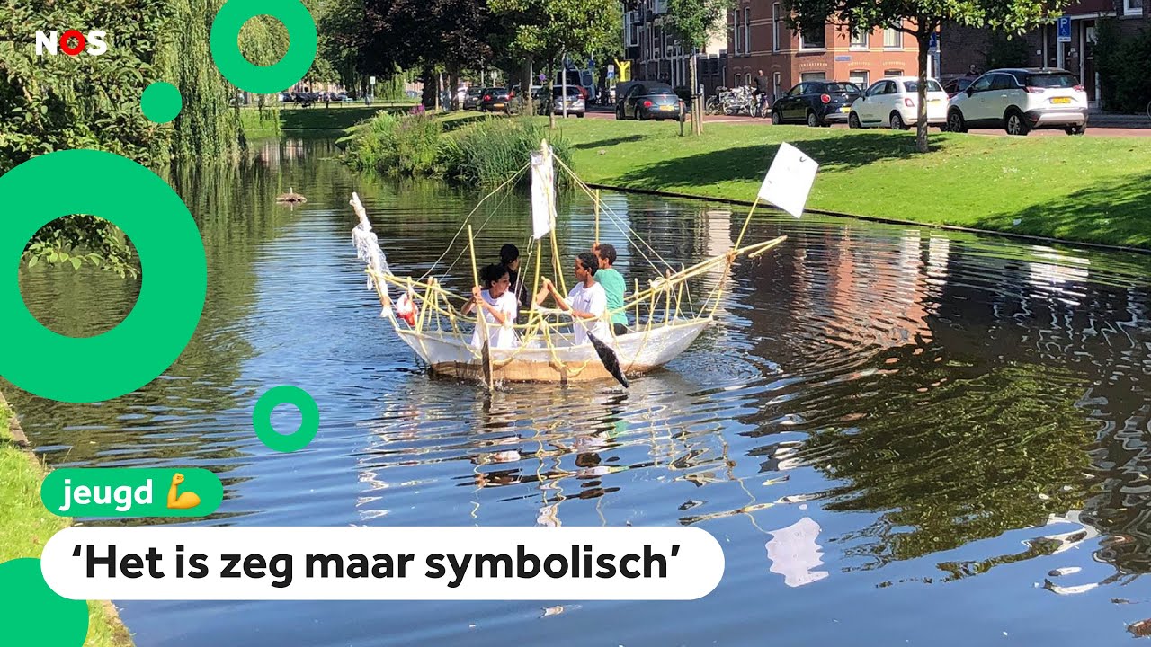 Kinderen varen in een zelfgemaakte boot