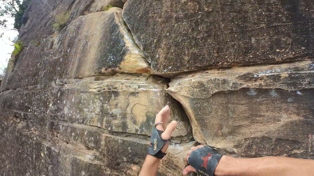 Trad climbing The Eternity (18) at Mount Piddington, Blue Mountains