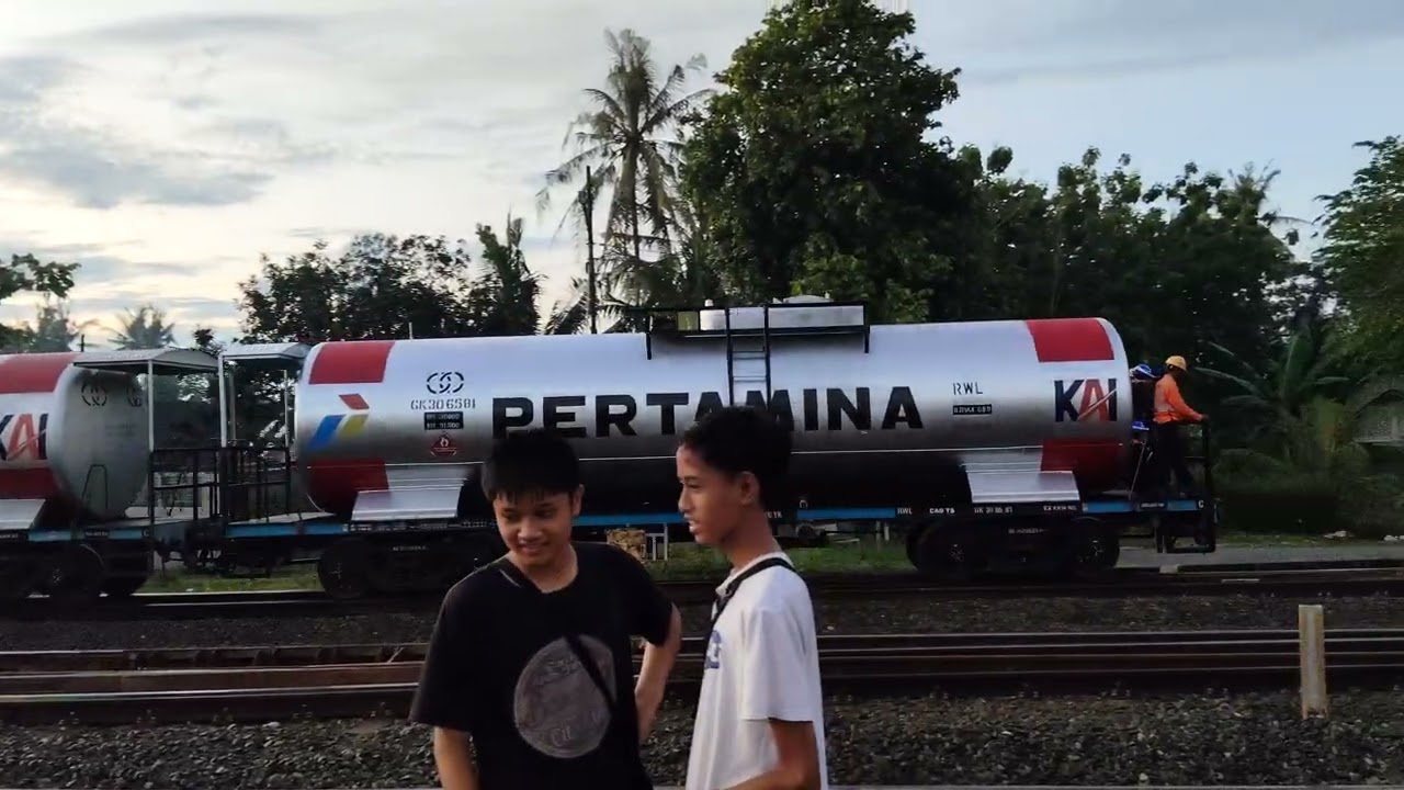 Detik detik Kereta Pertamina Panjang Sekali ditarik isi BBM di Depo Pertamina Rewulu