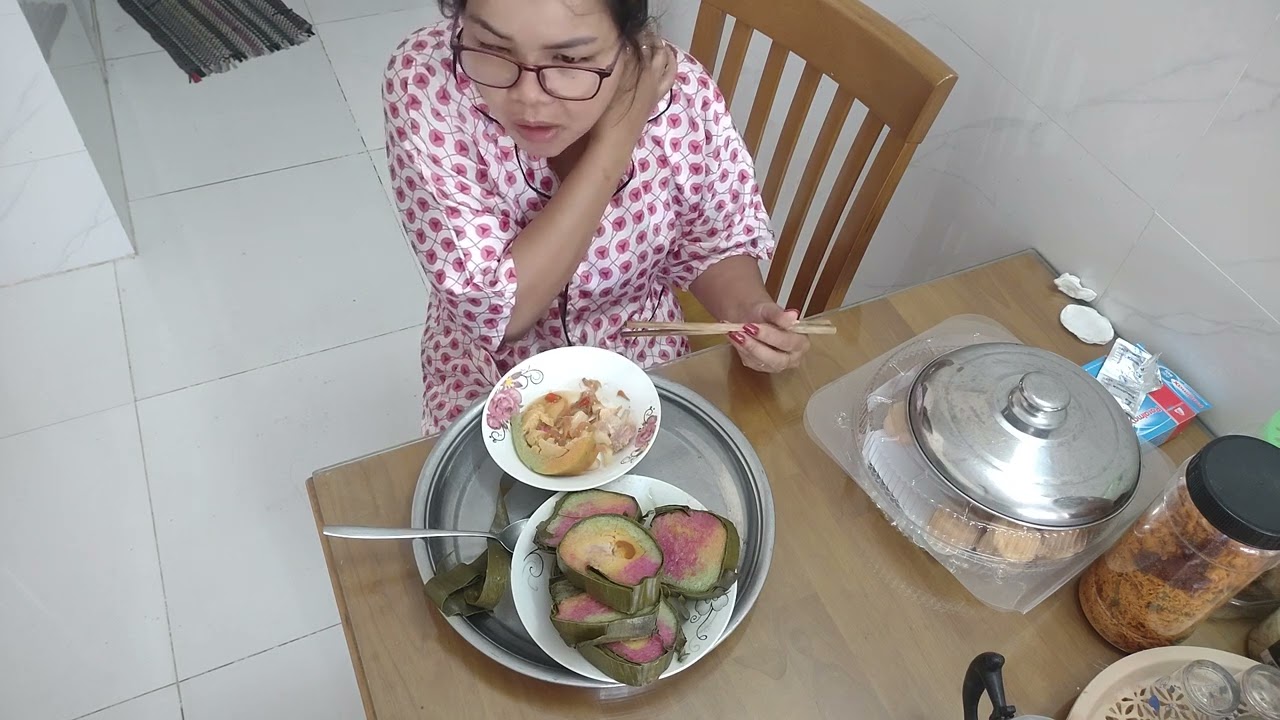 Bánh tét ăn cùng củ kiệu