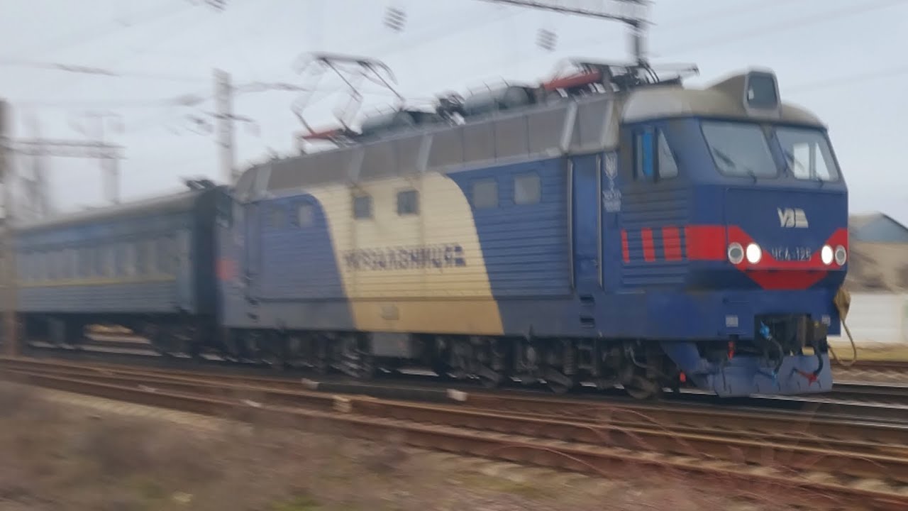 ЧЕХОСЛОВАЦКІЙ ЕЛЕКТРОВОЗ ЧС4-125 В ГОЛОВІ ПОСАЖИРСКОГО ПОЇЗДА №135/25 ЧЕРНІВЦІ РАХІВ ОДЕССА 