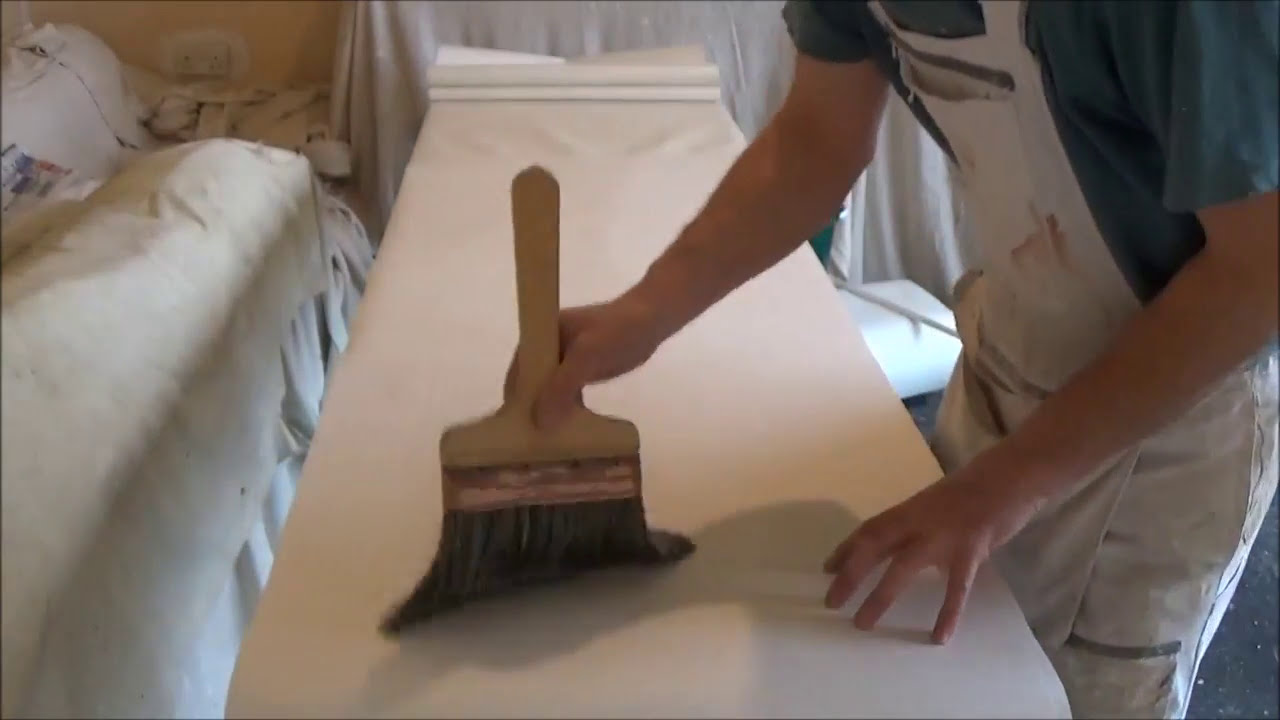 How to paste and fold paper for ceilings and cross lining walls