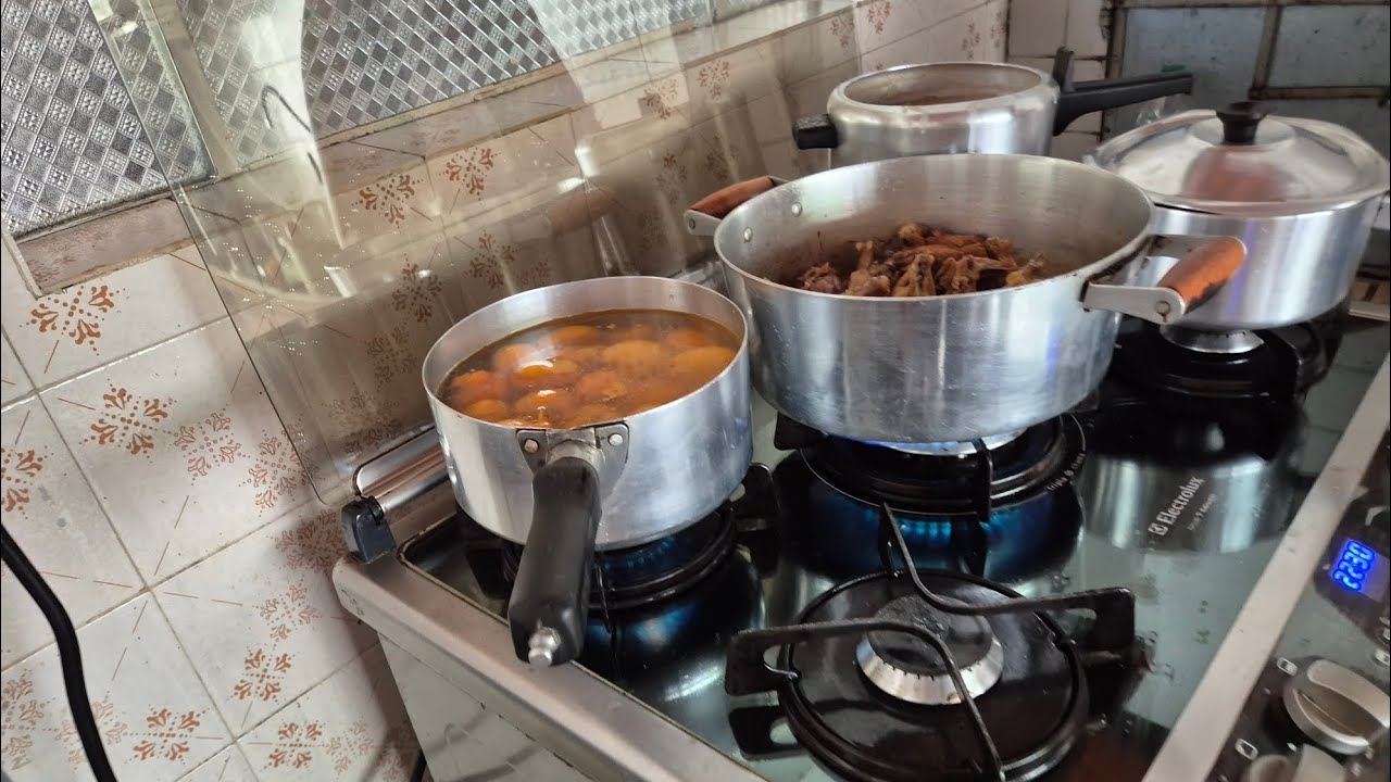 Típico almoço goiano de domingo. Com pequi e frango caipira. 