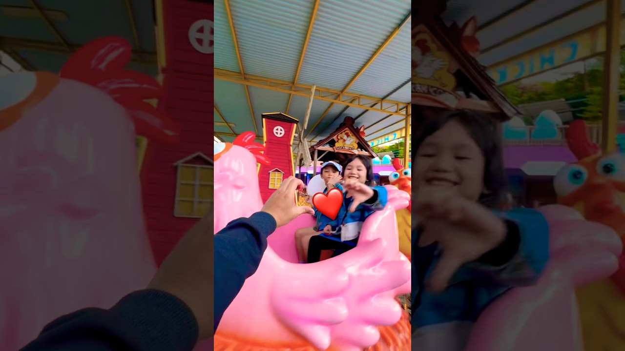 Naik ayam pink mata melotot berkotek kotek lucu melaju kencang. Adik dan kakak love hand #chicken