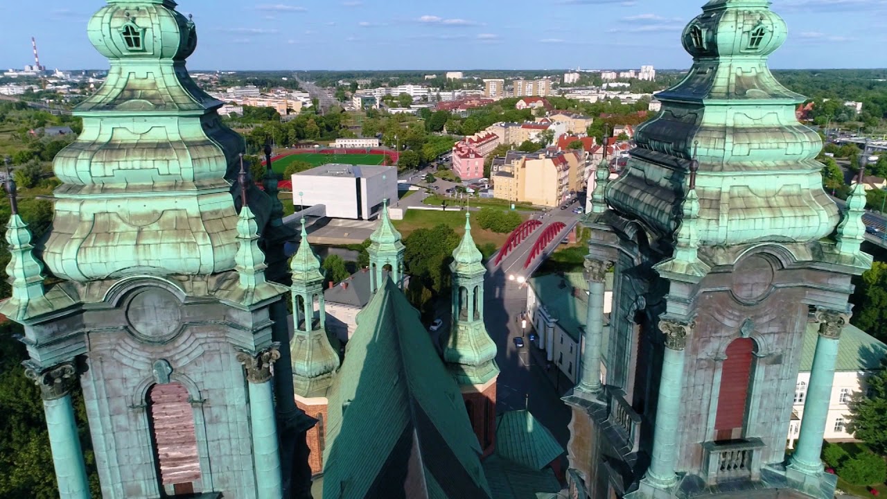 Poznańska katedra z lotu drona