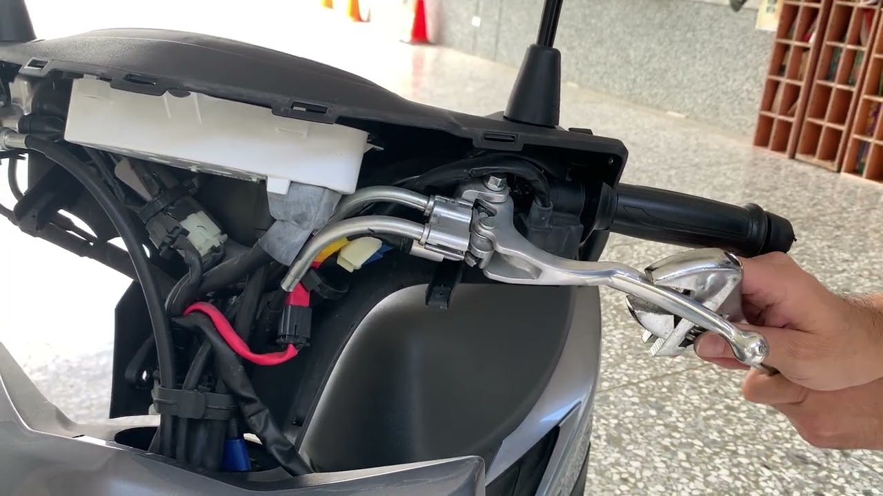 老師都教沒用的東西第三百四十集-YAMAHA JOG 125 車頭 車燈 車殼 拆裝 煞車桿 後視鏡 小校正