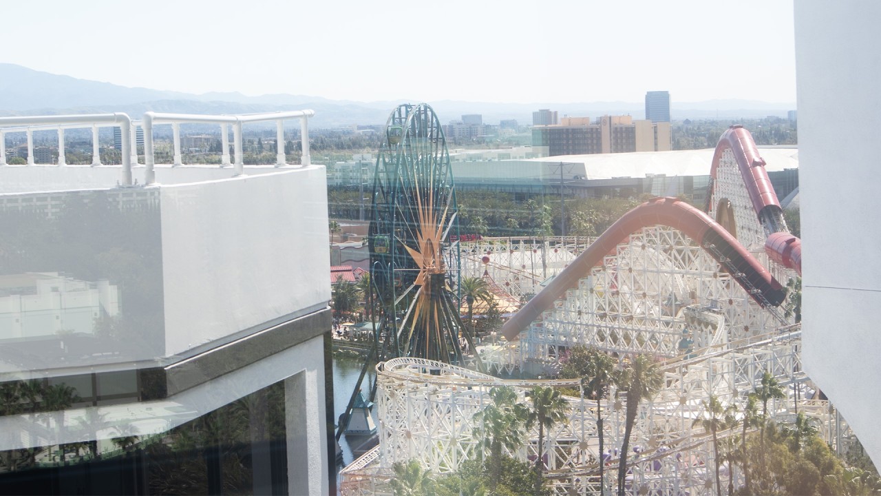 ME AND MY GIRLFRIEND ALSO FRIENDS ARE FIRST TIME GOING UPSTAIRS IN PIXAR PLACE HOTEL