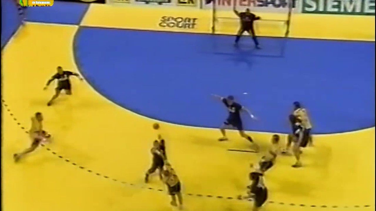 Pase inveros&iacute;mil de Lovgren a Wislander. Final del Europeo SWE-2002 - GER-SWE.