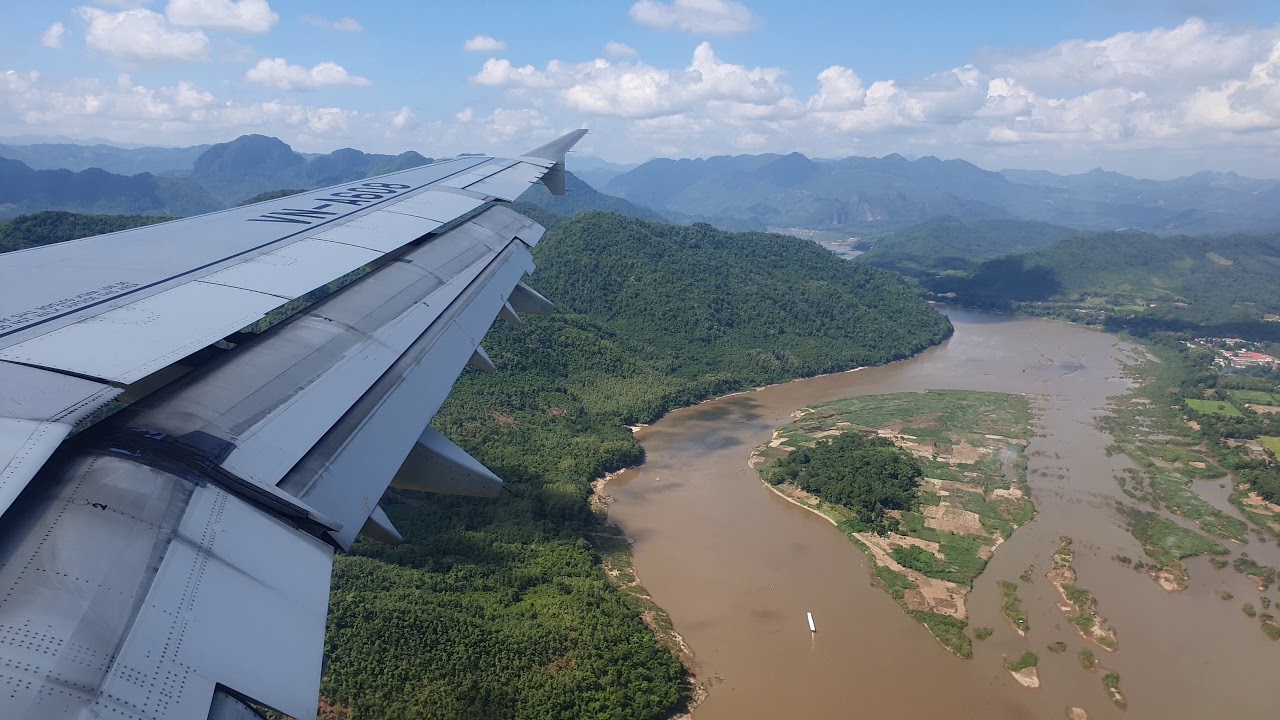 Landing at Laung Prabang Airport 4K [Vietnam Airline VN931 Hanoi to Luang Prabang]