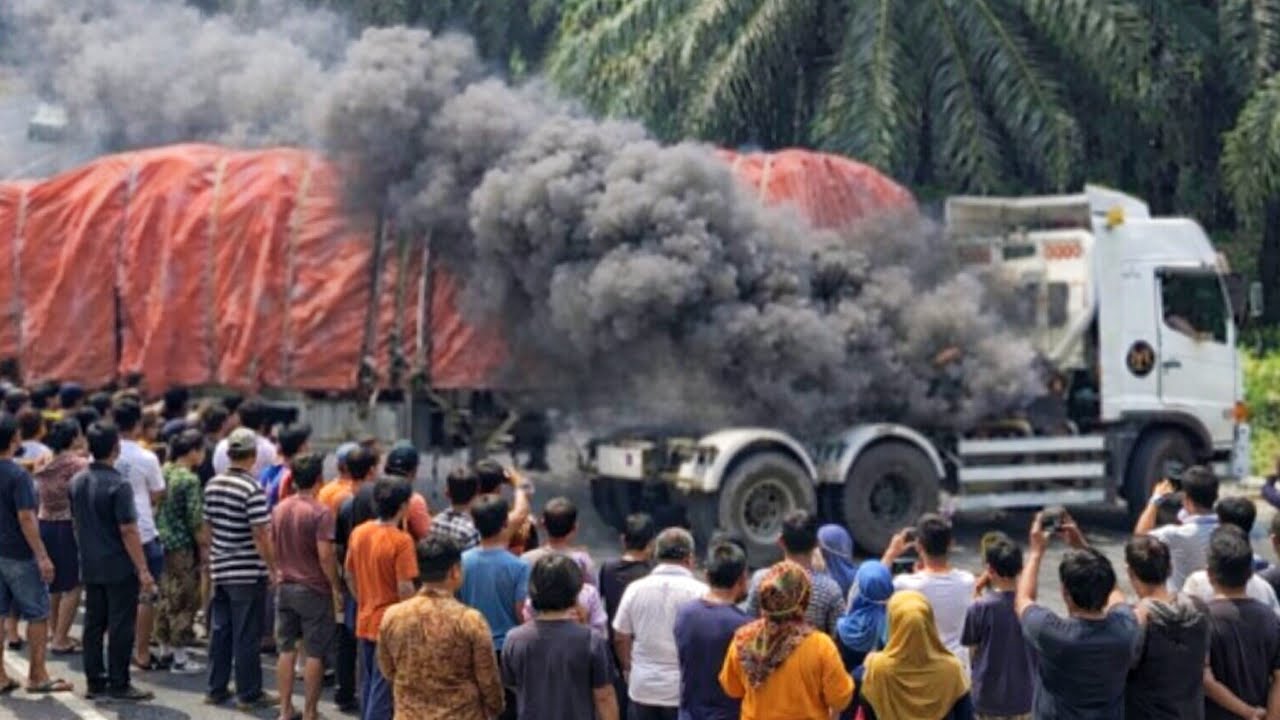 Ngeri || Suasana Menjadi Kacau Truck Trailer Mundur Kencang Akibat Tumpahan Minyak CPO