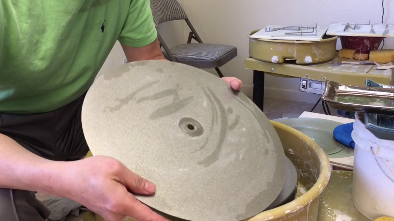 278. Grinding/Smoothing the Foot of Fired Ceramics with Hsin-Chuen Lin 林新春 示範打磨盤底
