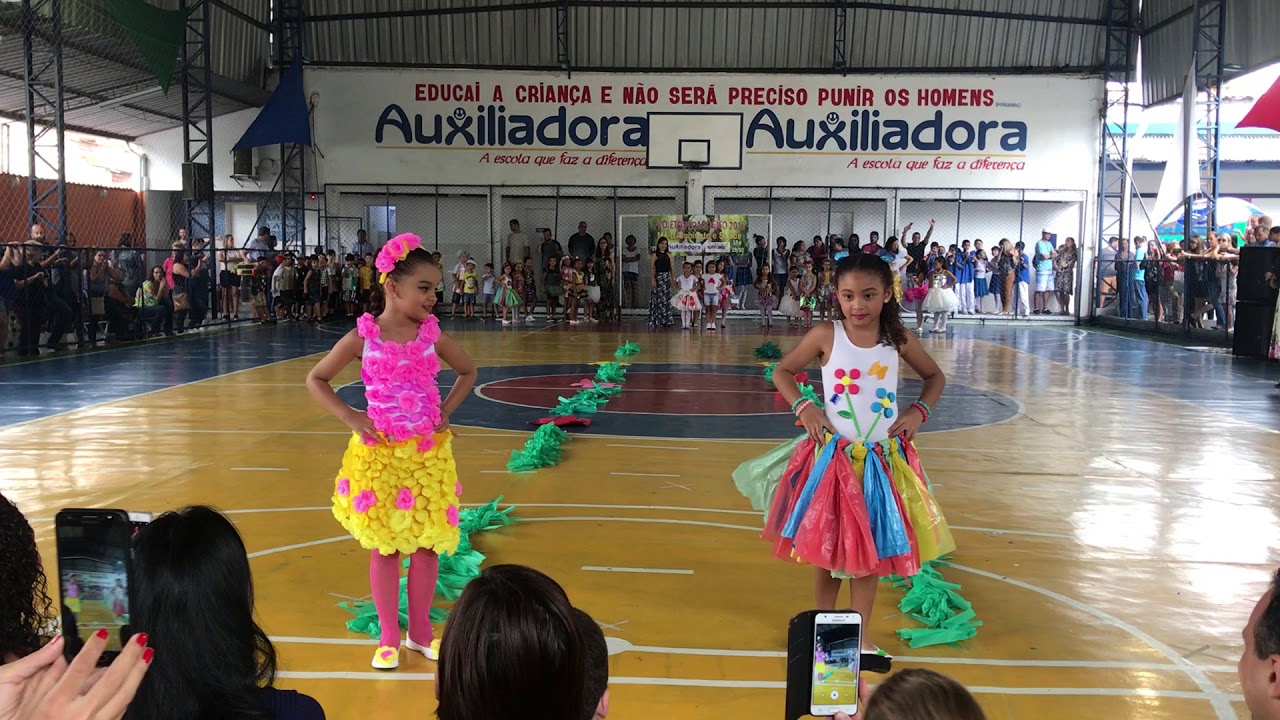 Projeto Pedagógico 2018 - Desfile com roupas recicláveis.