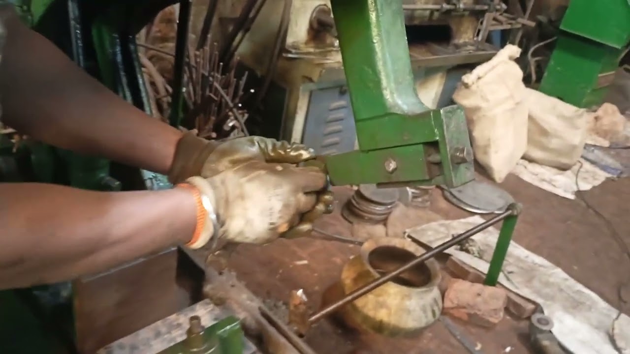 full video, How to fix a blade at a hydraulic hacksaw machine.