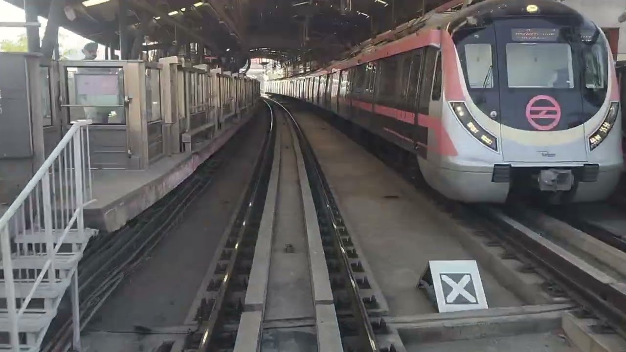 Metro chalate time driver ko kya dikhta h #train #trending #ytstudioes #viralshort #ytstudioes#like 