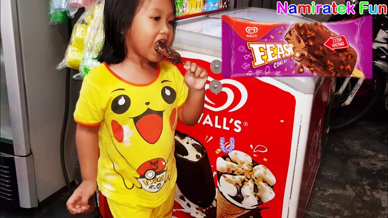 Pakai Baju Pikachu Pokemon Makan Es Krim Wall's Feast dengan Mama yang Lezat & Yummy