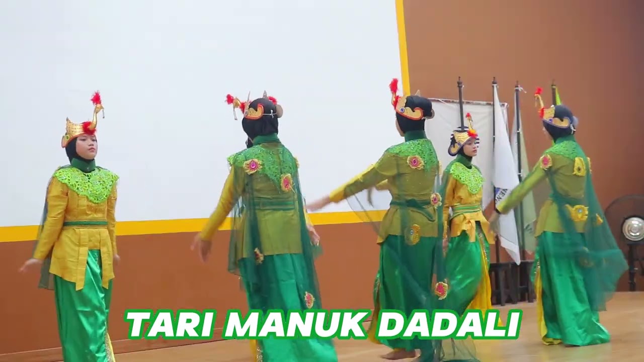 PAGELARAN TARI 2023 - TARI MANUK DADALI 7D DAN TARI SAPULAMAN 8B
