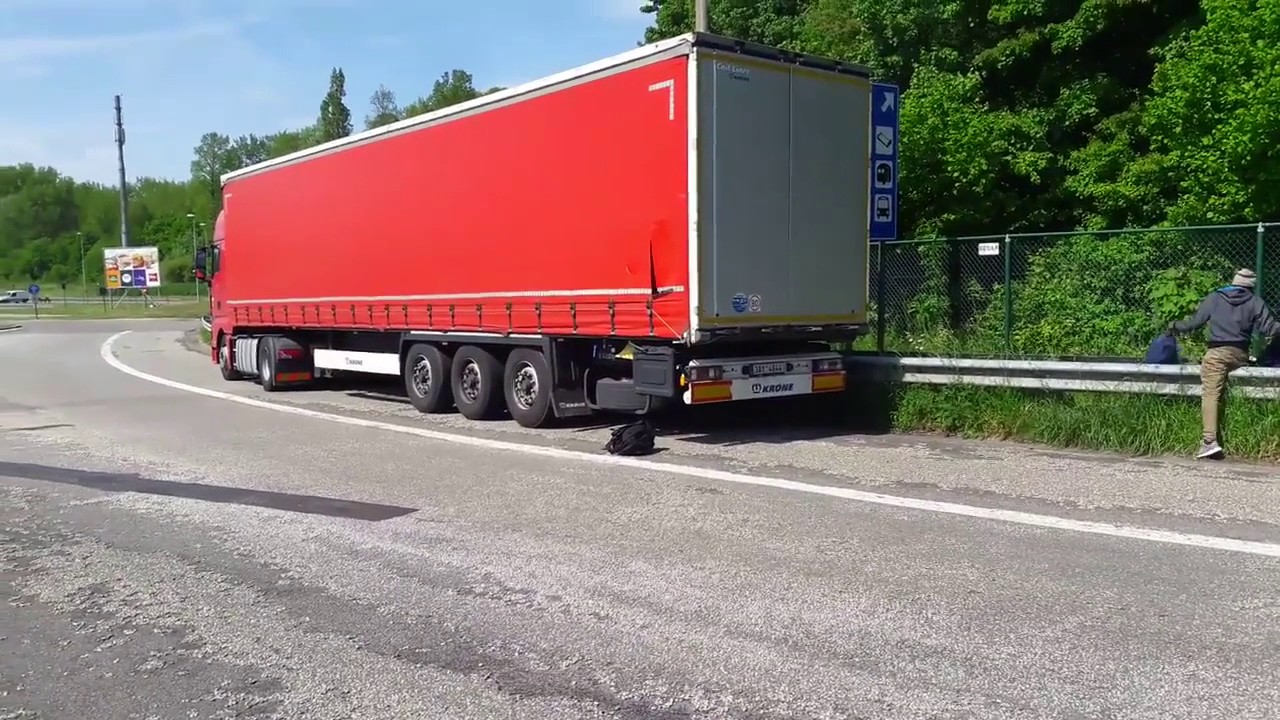 Český kamion na místě vzdáleném 50 km od Bruselu směrem na Calais