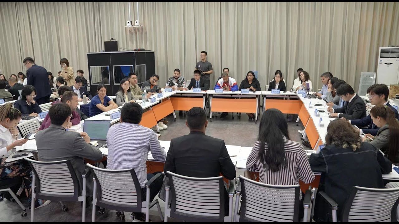 La Universidad Renmin de China organiza Mesa Redonda de Líderes Jóvenes sobre el Sur Global