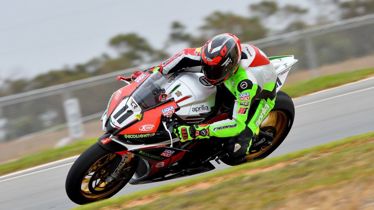 RACE TEST RSV4 at Winton