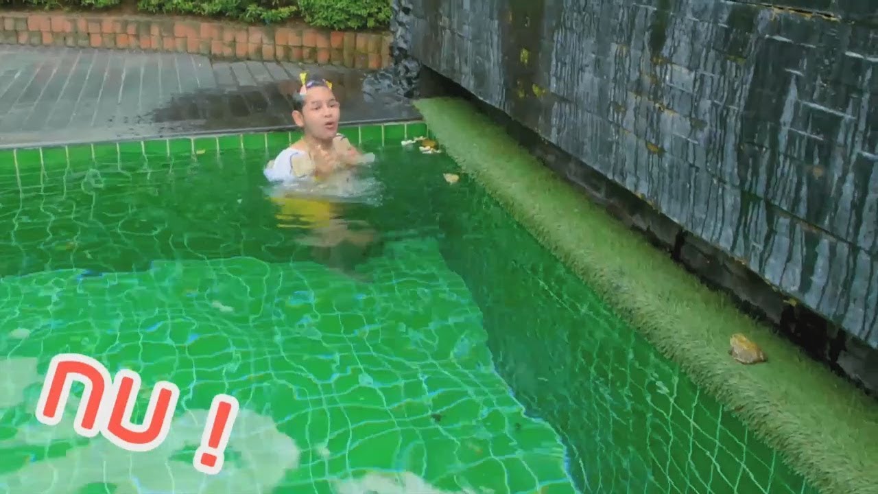เมื่อขนเพชรว่ายน้ำอยู่ เจอกบลงสระ