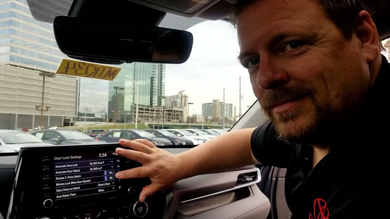 Беспроводной замок Toyota с открытой дверью. Что он делает?