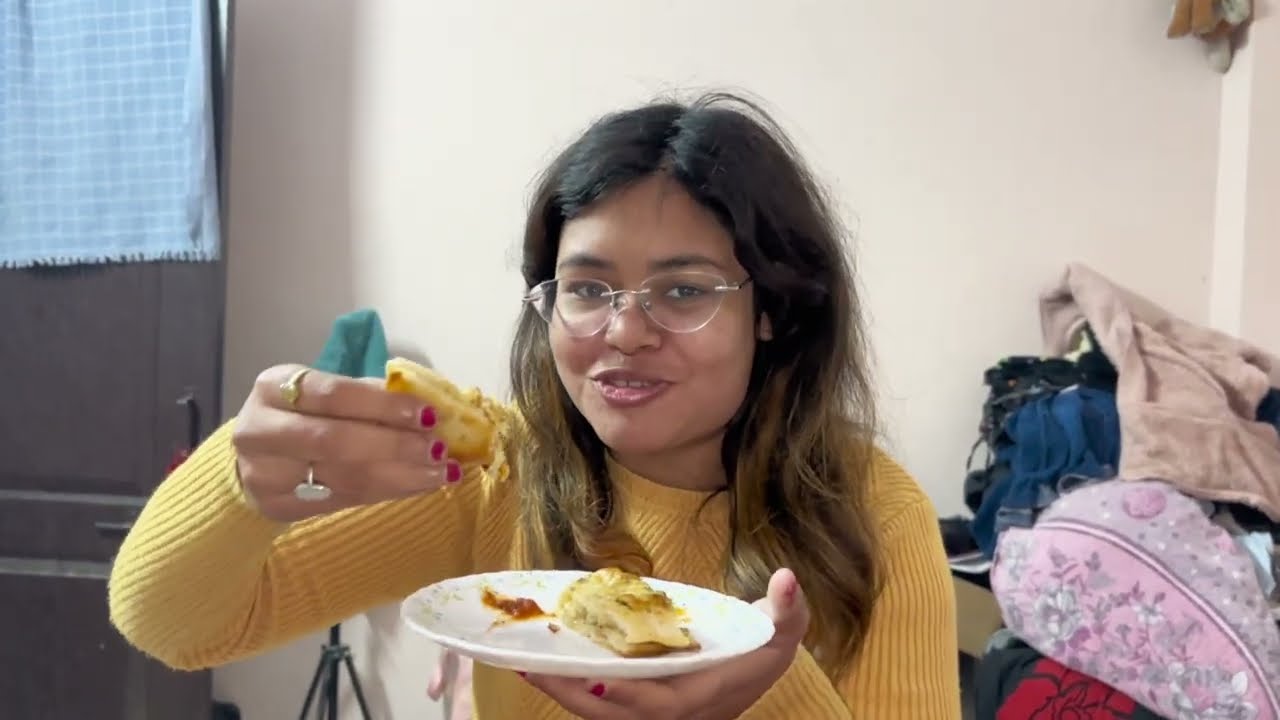 Ghar pe hi pizza aur garlic bread banali 