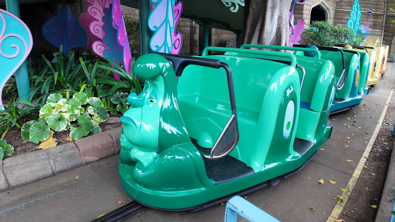 Поездка на аттракционе &laquo;Алиса в Стране чудес&raquo; от первого лица в Диснейленде, 4K 60FPS | Полное по...