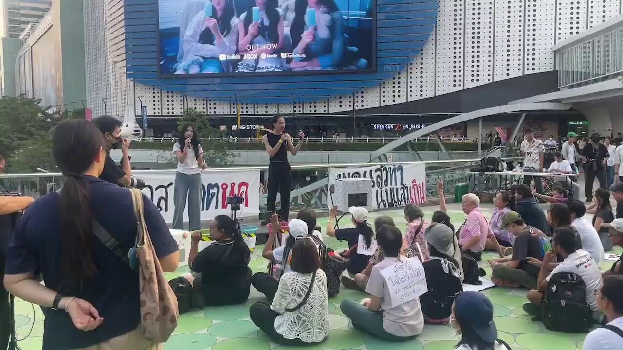 [LIVE]: ‘มวลชน‘ นัดรวมกลุ่มสกายวอล์คตั้งคูหาประชามติจำลอง ถามควรถอดถอน กกต. หรือไม่