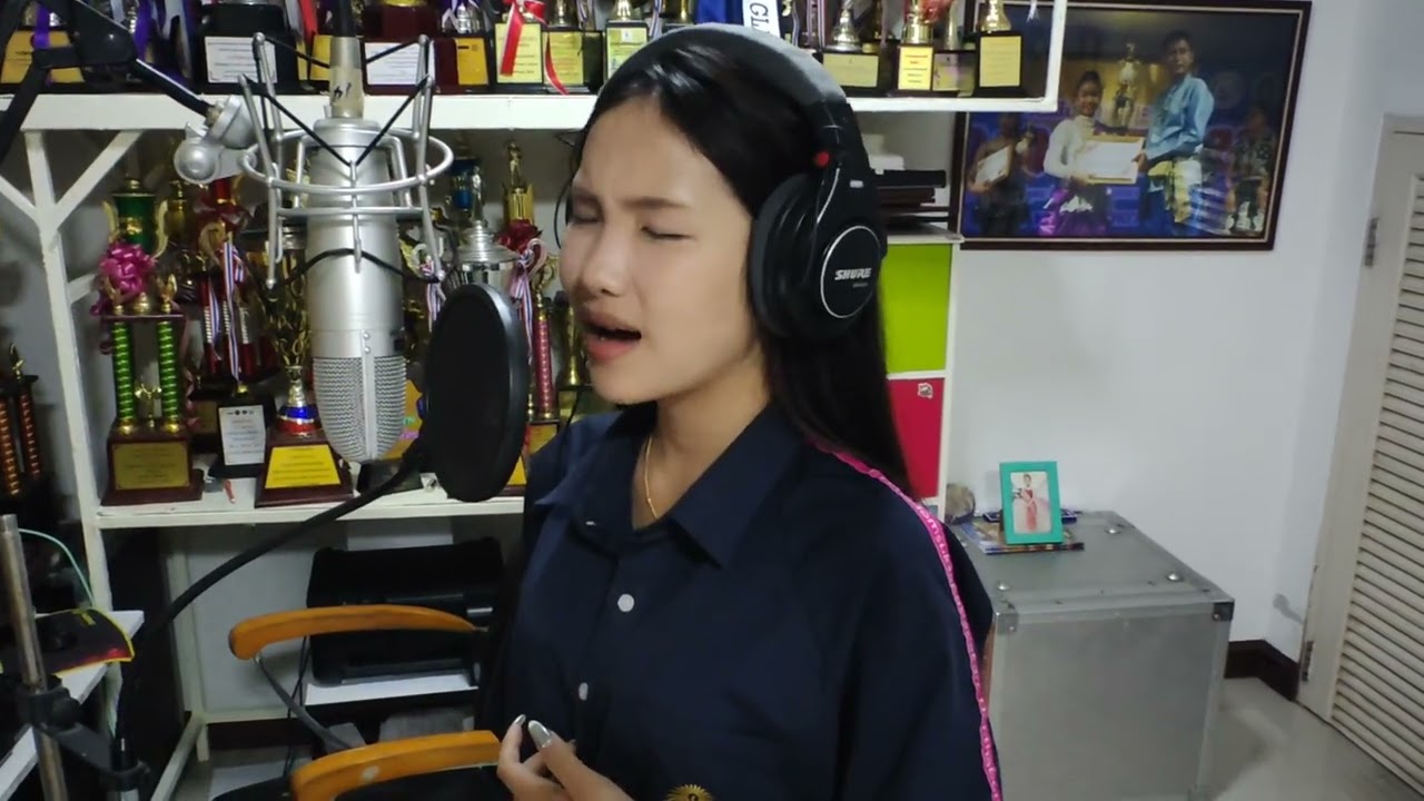 กอดหมอนนอนหนาว​ ยู่อี่​ พิชญา​ ธิดาลูกทุ่ง​ cover