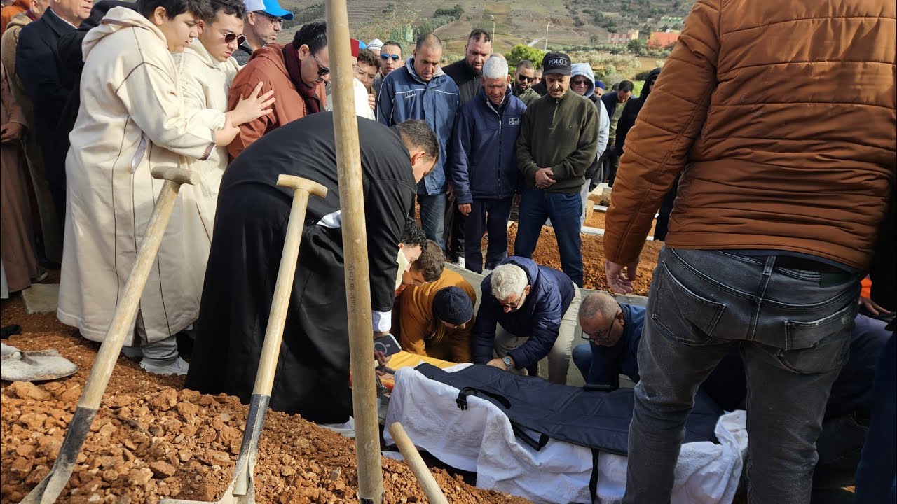  لحظات حزينة في بني شيكر خلال تشييع جثمان الحاج علال فوطاط