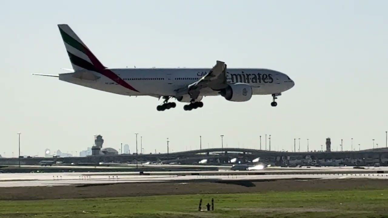 *SUPER RARE PLANE* Emirates Flight 221 Boeing B777 Lands At DFW.