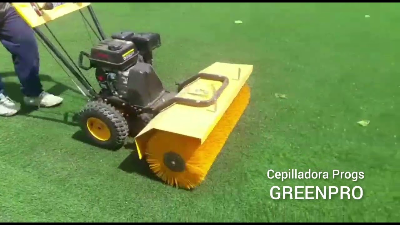 Limpieza y Mantenimiento de canchas de fútbol de césped sintético.
