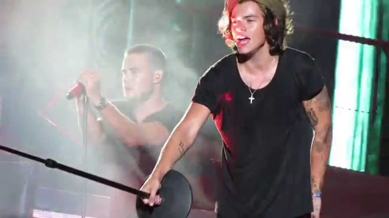 Liam and Harry singing Right Now at MetLife Stadium (August 5th)