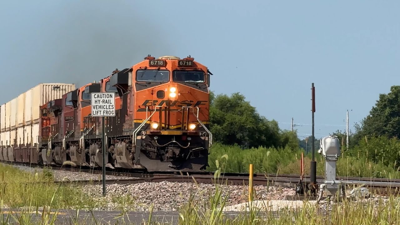 70 mph BNSF Z train flying east w/ CP AC44CW ( Z-LACWSP )!! BNSF Transcon: Marceline sub..8/4/25
