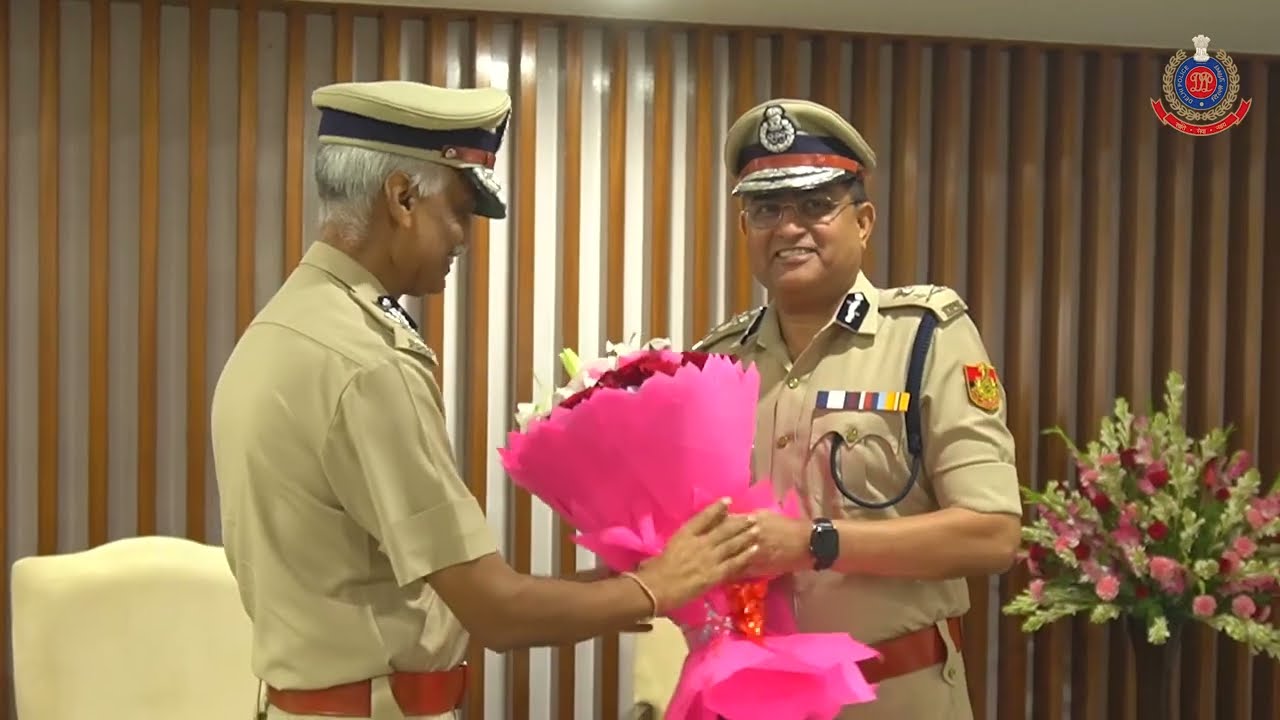 DelhiPolice gave farewell to 1 Spl. CP and 7 ACsP who retired yesterday.
