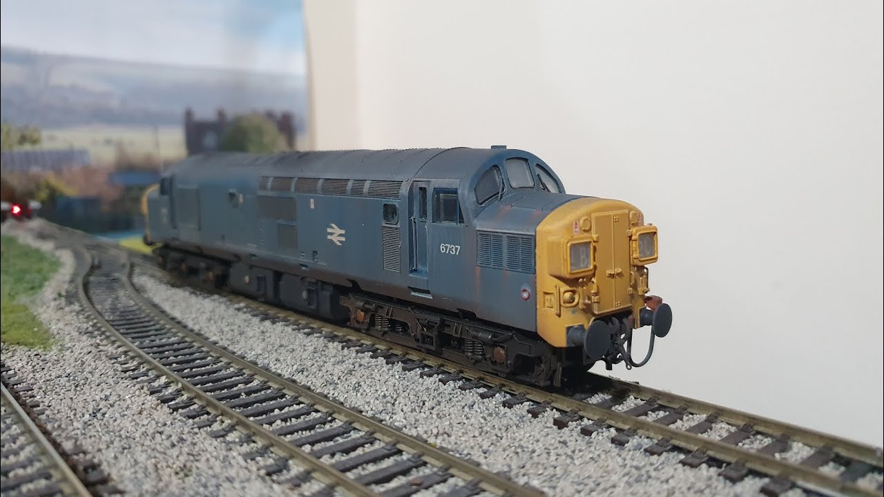 Testing out a newly weathered and sound fitted Bachmann Class 37 6737