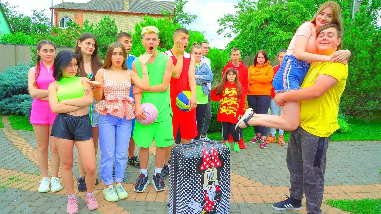 STOVYKLOJE YRA NAUJA CHEERLEADER! Visos merginos bijo, kad jų berniukai ją įsimylės!