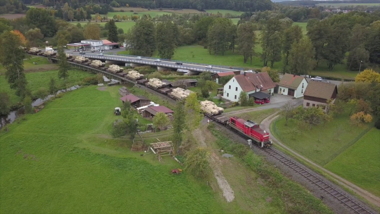 Panzerzug mit 294 635 fährt in Pressath ein