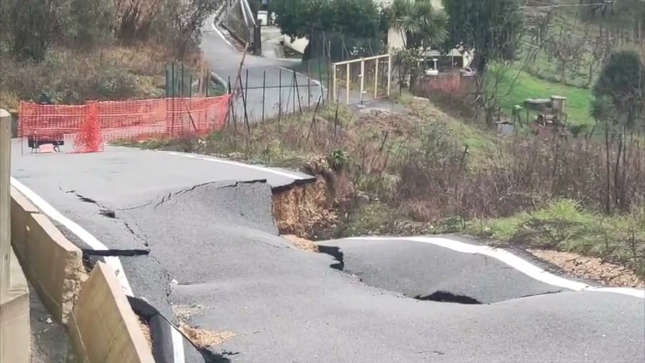 Morolo   Una voragine ingoia un lungo tratto di strada